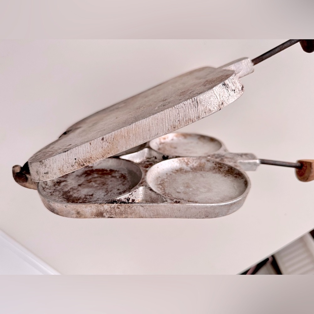 VINTAGE Cast Iron 4 Pancake Pan w Wooden Handles - Picture 12 of 15